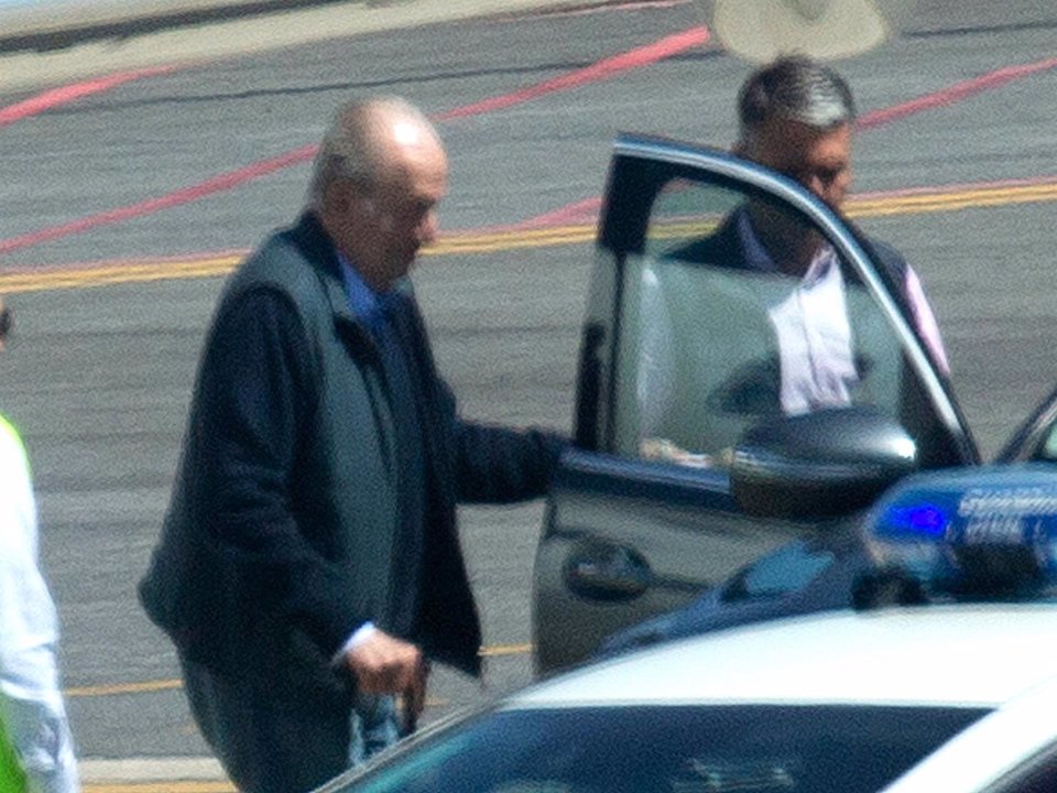 Juan Carlos I recién aterrizado en el aeropuerto de Vigo.