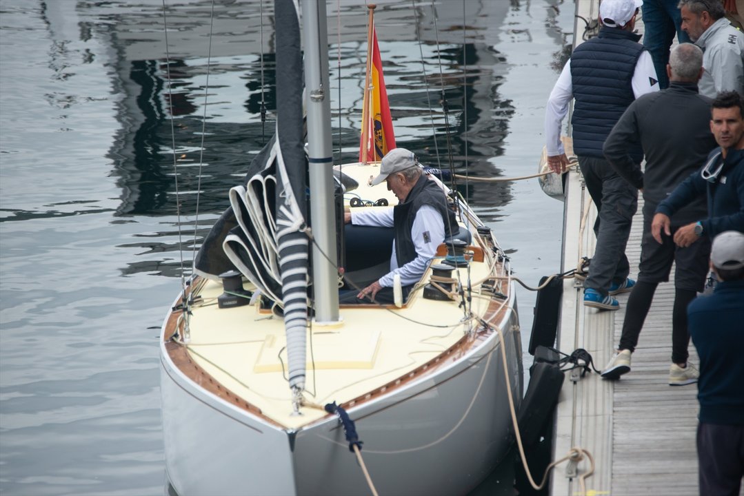El Rey emérito Juan Carlos embarca para dar comienzo la primera jornada de regatas en Sansenxo, a 20 de abril de 2023, en Sanxenxo, Pontevedra, Galicia (España).