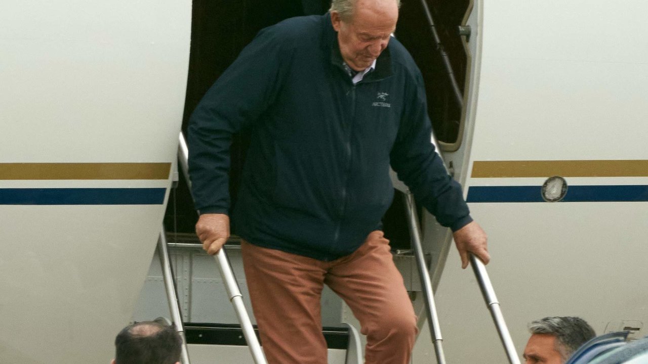 El rey emérito Juan Carlos I desciende del avión en el aeropuerto de Vitoria (Álava). 