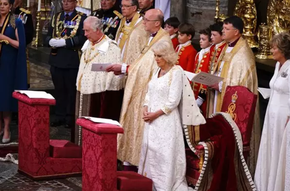 Carlos III y la reina Camilla este sábado 6 de mayo en su coronación como reyes en la Abadía de Westminster.
