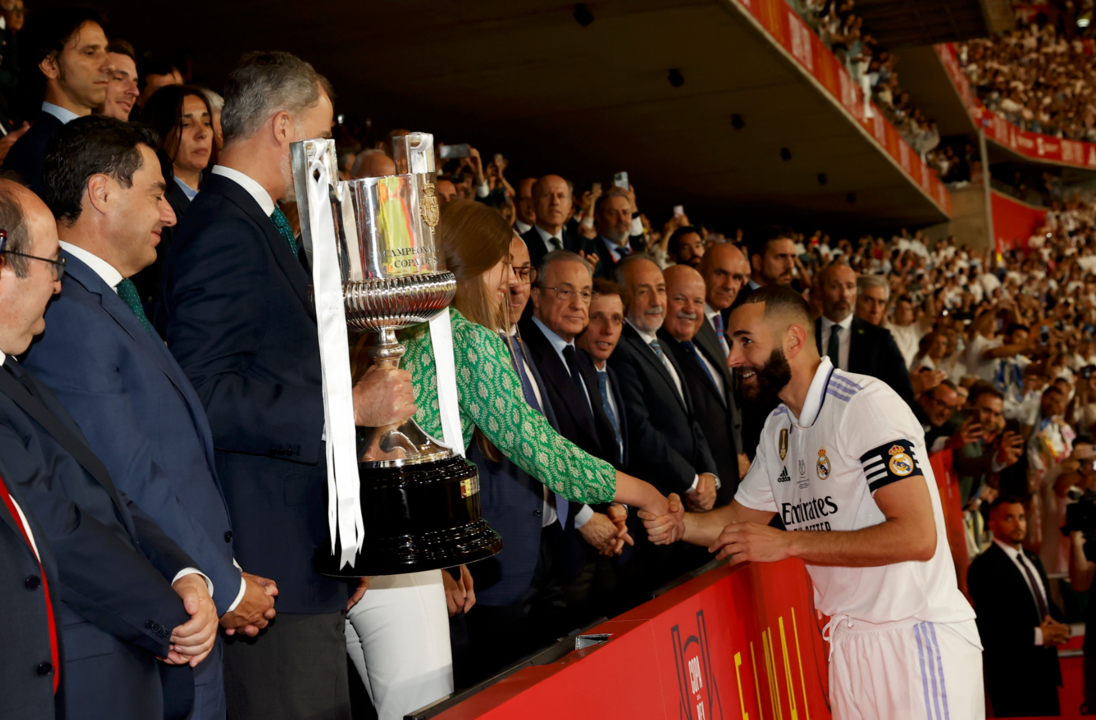 El Rey, acompañado de la Infanta Sofía, entrega la Copa del Rey al capitán del equipo ganador de la edición 2022/2023.