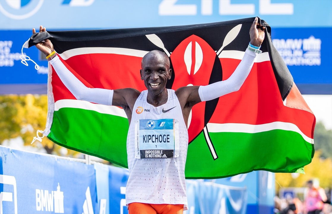 El atleta keniata Eliud Kipchoge durante la celebración de su victoria en el maratón de Berlín.