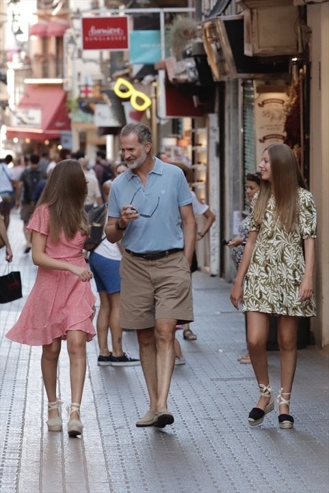 El rey Felipe VI junto a sus hijas, la Princesa Leonor y la infanta Sofía, disfrutando de un paseo por el centro de Palma de Mallorca, a 10 de agosto de 2022, en Palma de Mallorca (Baleares, España).