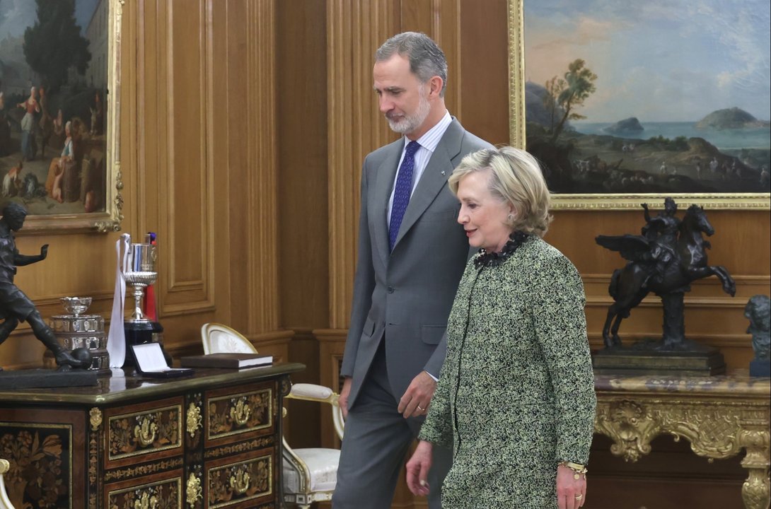 Felipe VI presume de la Copa del Rey ante Hillary Clinton.