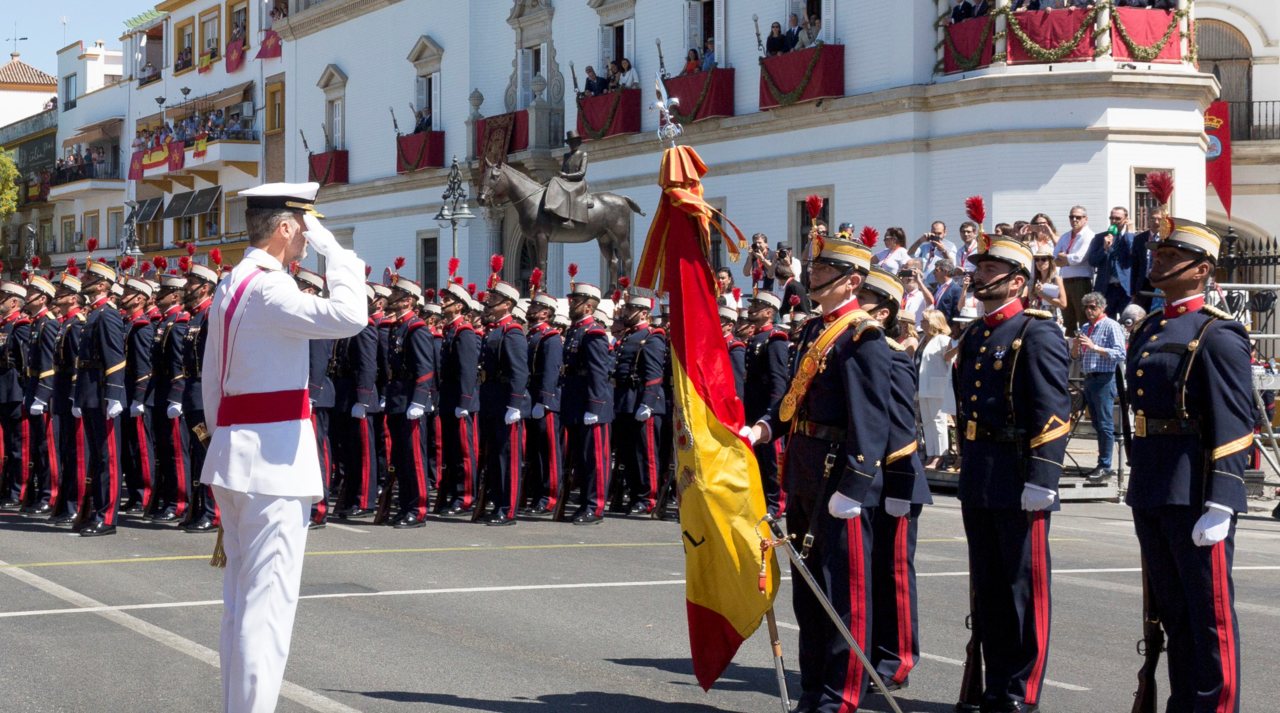 S. M. el Rey saluda a la bandera de España. Foto de archivo.