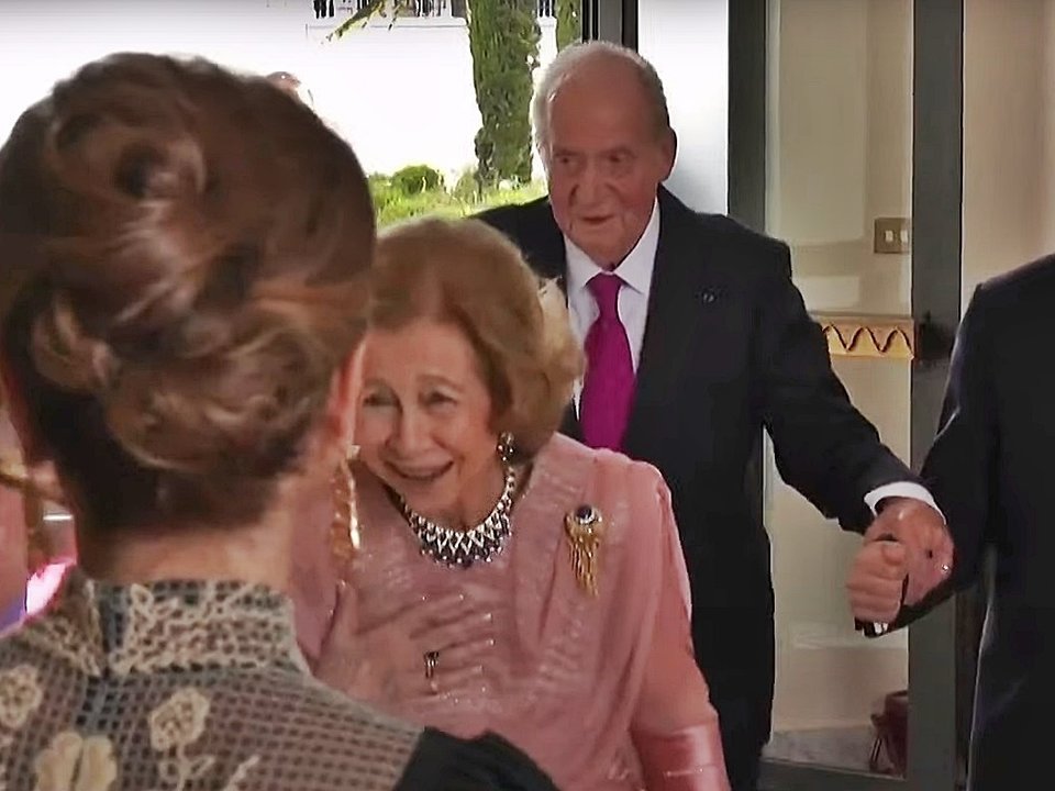 Los reyes, Doña Sofí y Juan Carlos I en la boda de Hussein de Jordania.