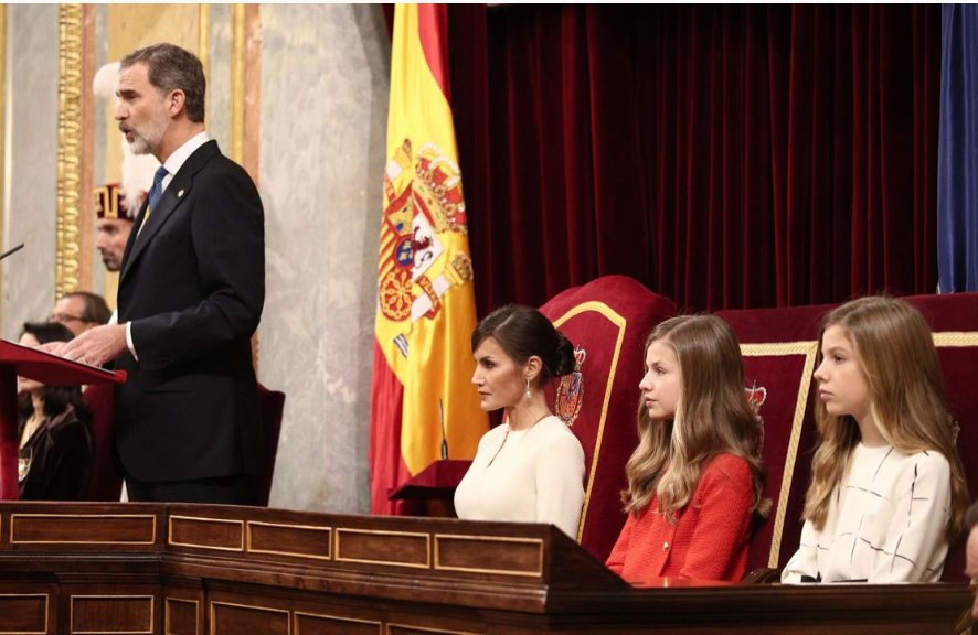 La princesa Leonor escuchando al Rey Felipe VI en la última sesión solemne de apertura de la legisltura.