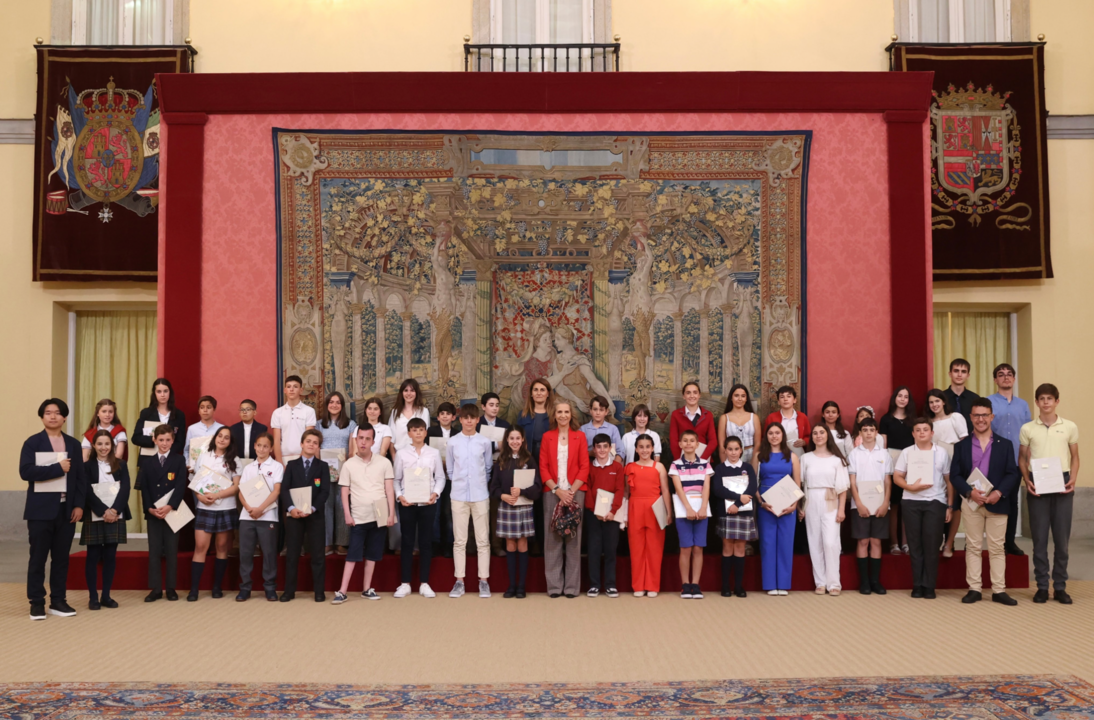 La Infanta Elena ha entregado los premios del XXXII Concurso de Pintura Infantil y Juvenil para Centros Escolares, con el que Patrimonio Nacional da a conocer entre los jóvenes sus monumentos, palacios, monasterios y jardines reales.