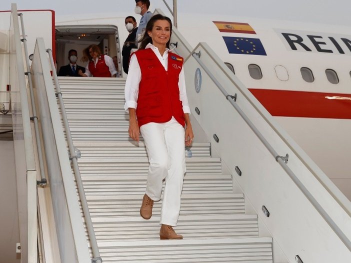 La Reina Letizia, descendiendo del avión a su llegada a Mauritania, donde permanecerá hasta el próximo jueves.