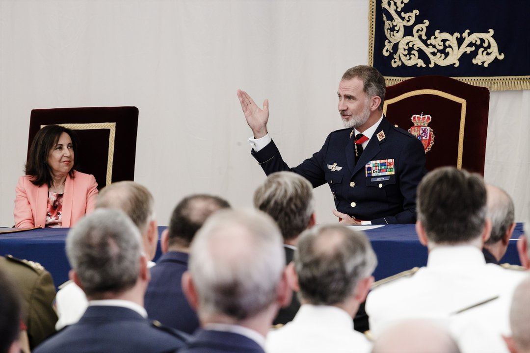 El Rey Felipe VI (c) y la ministra de Defensa, Margarita Robles (i) durante el acto de entrega de diplomas a los alumnos graduados en el XXIV Curso de Estado Mayor de la Escuela Superior de las Fuerzas Armadas, a 21 de junio de 2023, en Madrid (España).