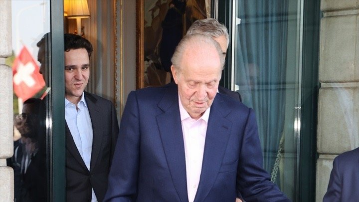 El Rey Juan Carlos y Froilan de Marichalar salen del hotel tras la graduación de Irene, a 16 de junio de 2023, en Ginebra (Suiza).