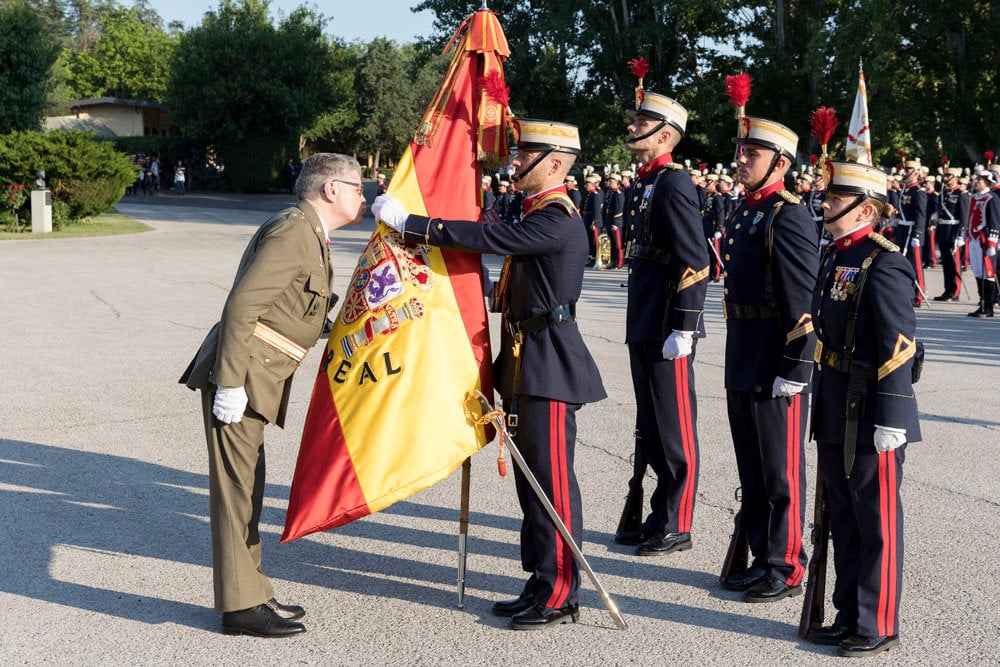 Despedida de la bandera de España de la Guardia Real