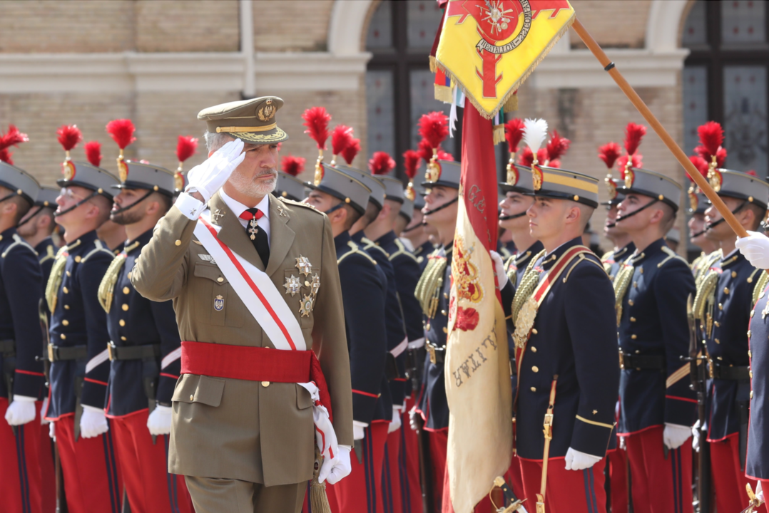 El Rey, acompañado de la Reina y la Princesa de Asturias, ha presidido la entrega de Reales Despachos a los nuevos oficiales del Ejército de Tierra y la Guardia Civil que han completado su formación en la Academia General Militar.