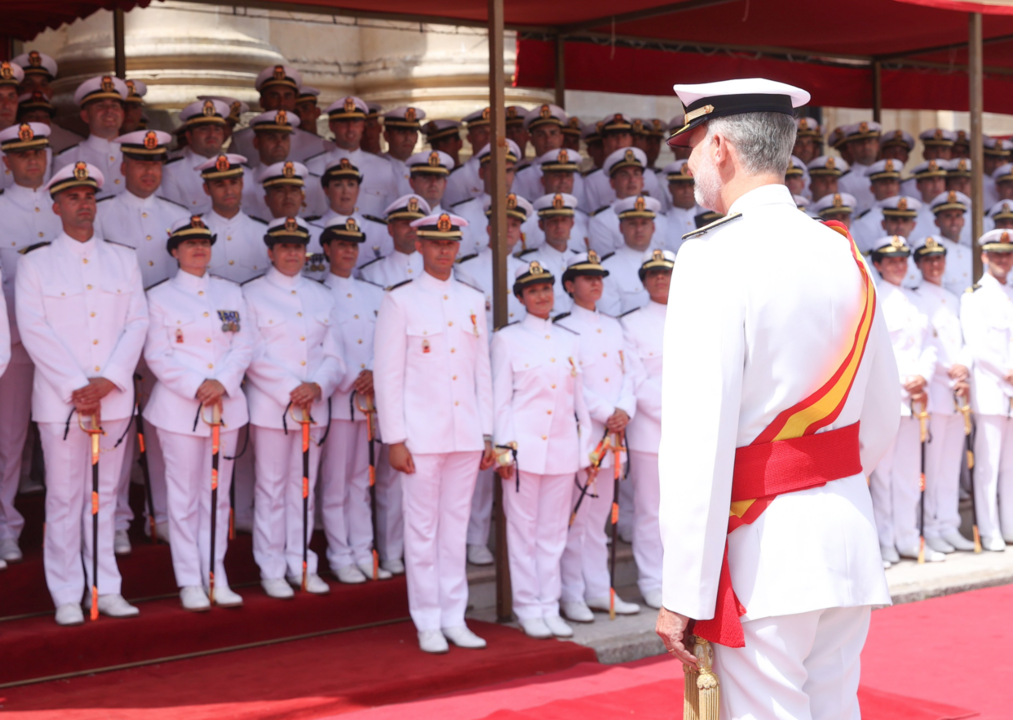 El Rey, con los nuevos sargentos de la LXXXIV promoción del Cuerpo General de la Armada y del Cuerpo de Infantería de Marina, en la Escuela de Suboficiales de la Armada.