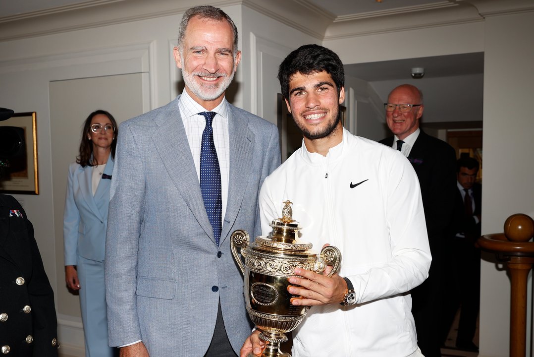 El Rey, con los jugadores de la final individual masculina de Wimbledon 2023 y con el equipo del campeón de esta edición, Carlos Alcaraz.