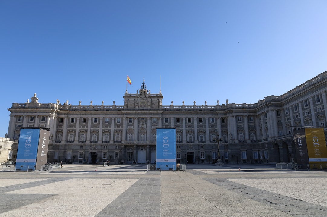 Palacio Real de Madrid con lonas de la Galería de las Colecciones Reales. 