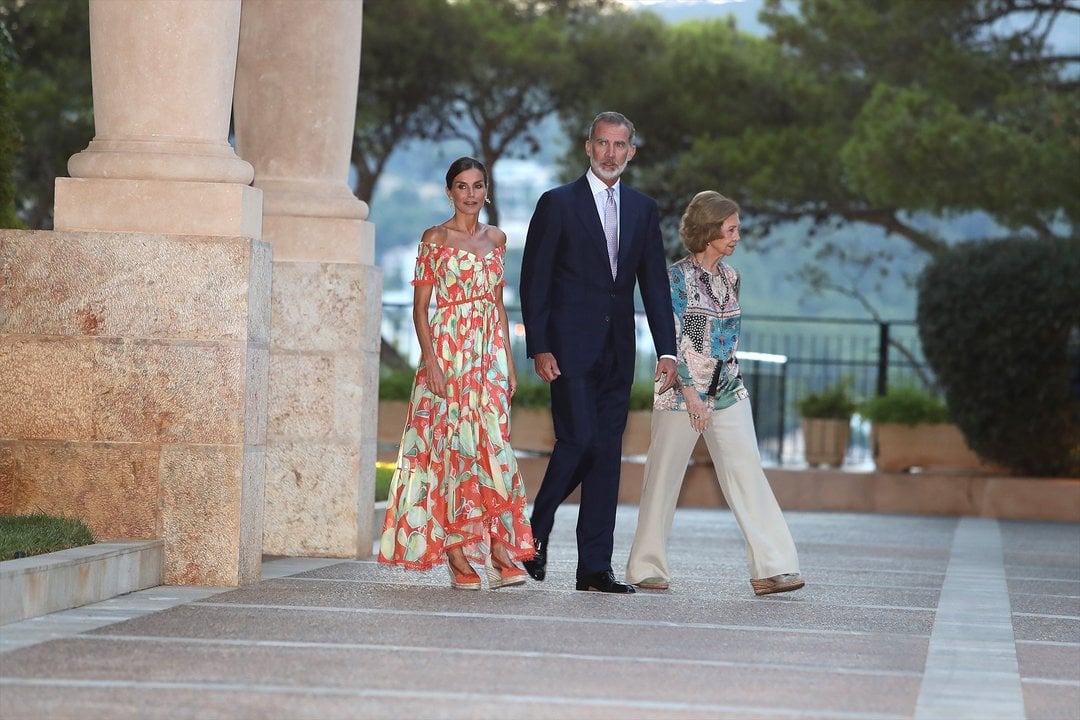 Los Reyes, Felipe VI (c) y Letizia (1i), y la Reina Sofía (1d) a su llegada a una recepción ofrecida a las autoridades de las Illes Baleares y a una representación de la sociedad balear, en el Palacio de Marivent, a 4 de agosto de 2022, en Palma de Mallorca, Mallorca, Islas Baleares (España).