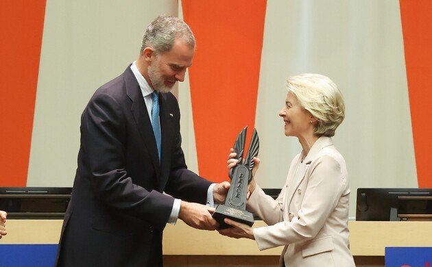 Su Majestad el Rey hace el entre del World Peace & Liberty Award a la presidenta de la Comisión Europea, Úrsula Von Der Leyen. Fuente: Casa de S.M. el Rey.