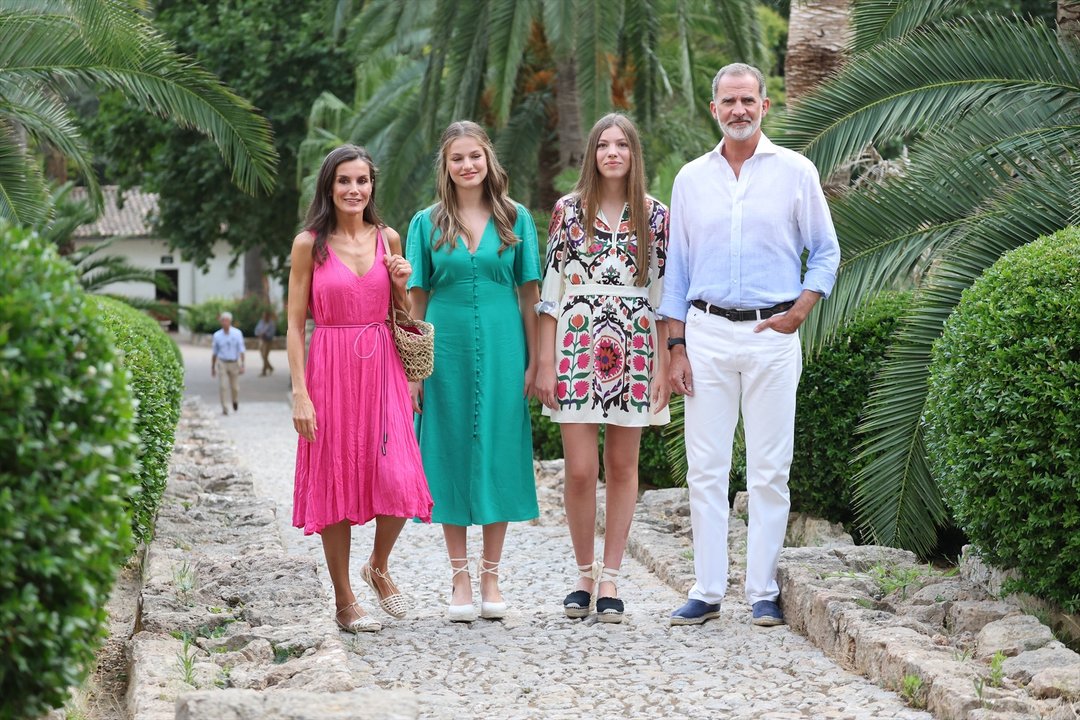 El rey Felipe IV, la reina Letizia, la Princesa Leonor y la Infanta Sofía durante su visita a los Jardines de Alfabia, a 31 de julio de 2023, en Bunyola (Islas Baleares, España). Fuente: E.P.