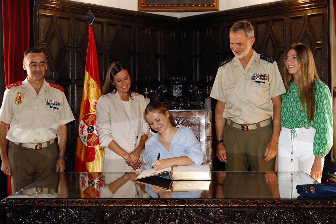 Firma en el libro de honor de la Academia General Militar de Doña Leonor, en presencia de Sus Majestades los Reyes y de Su Alteza Real la Infanta Doña Sofía. Fuente: Casa Real.