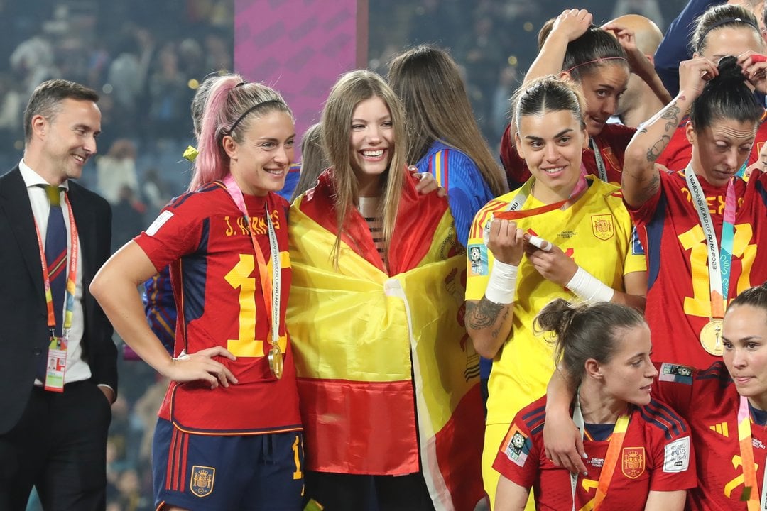 La Reina y la Infanta Sofía, con las jugadoras y el equipo técnico de la Selección Española Femenina de Fútbol, campeona de la #FIFAWWC