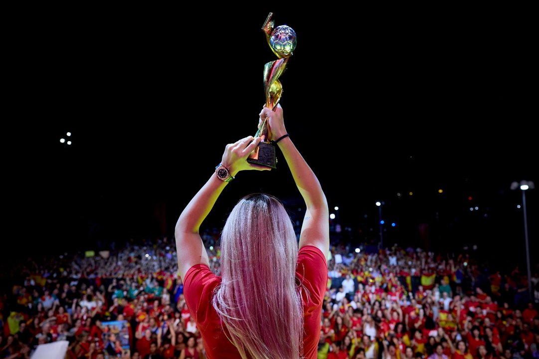 Alexia Putellas levantando el trofeo del mundial. 