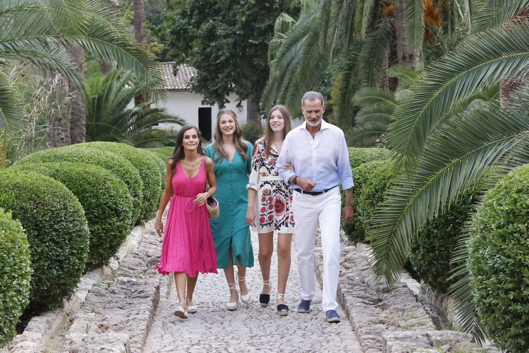 Los Reyes, la Princesa de Asturias y la Infanta Sofía durante su recorrido por los Jardines de Alfàbia, en la Sierra de Tramuntana, declarada Patrimonio Mundial por la Unesco en la categoría de Paisaje Cultural desde 2011.