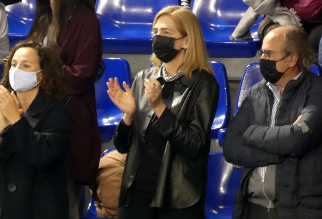 La Infanta Cristina durante el partido de balonmano de su hijo Pablo Urdangarin, a 10 de marzo de 2022, en Barcelona.