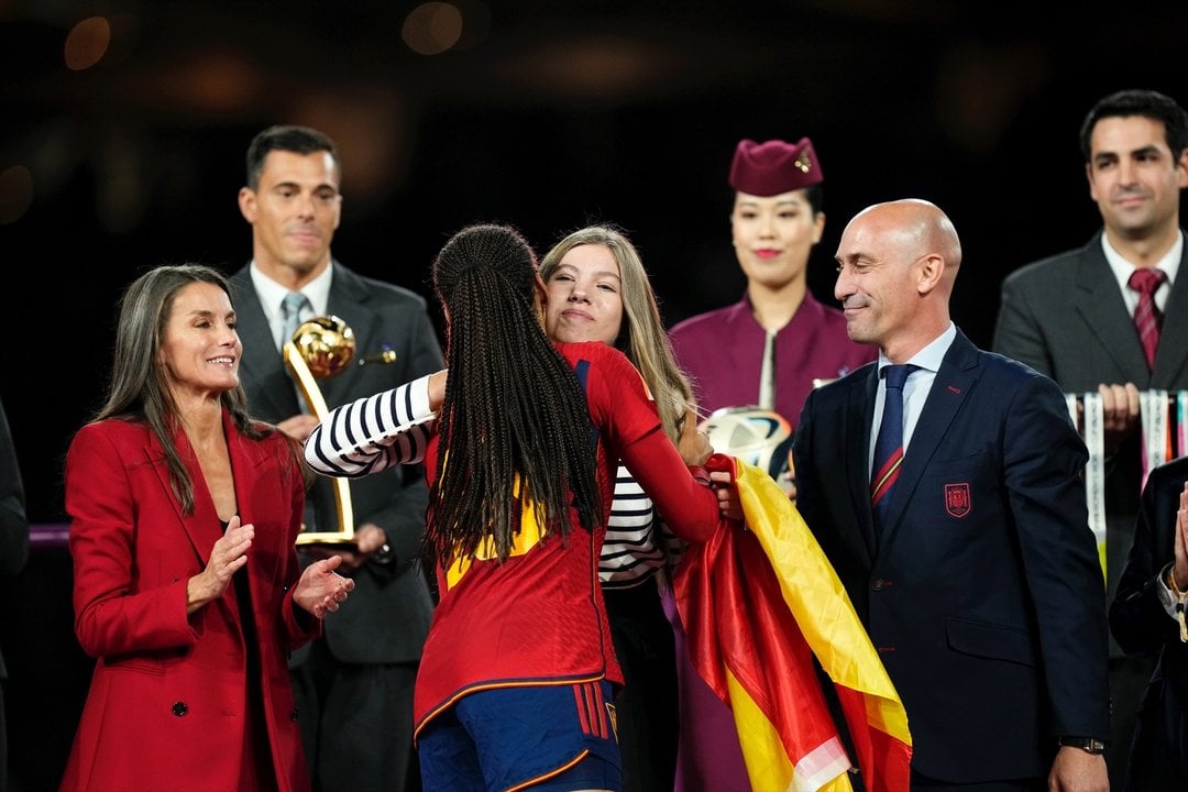 La infanta Sofía junto a la reina Letizia en Sídney felicitando a la jugadora campeona, Salma Paralluelo.