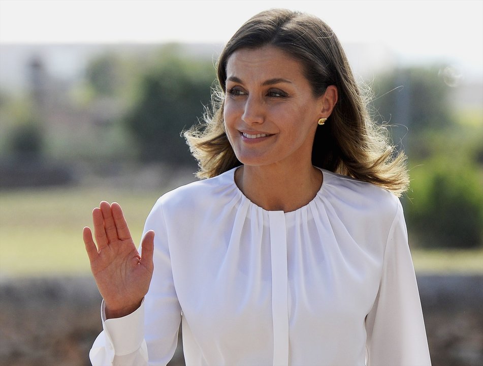 La reina Letizia ha vuelto hoy a Mallorca, después de las vacaciones familiares en agosto, para cumplir con los compromisos de su agenda inaugurando así el curso 2018/2019 en el centro de Formación Profesional Son Llebre.