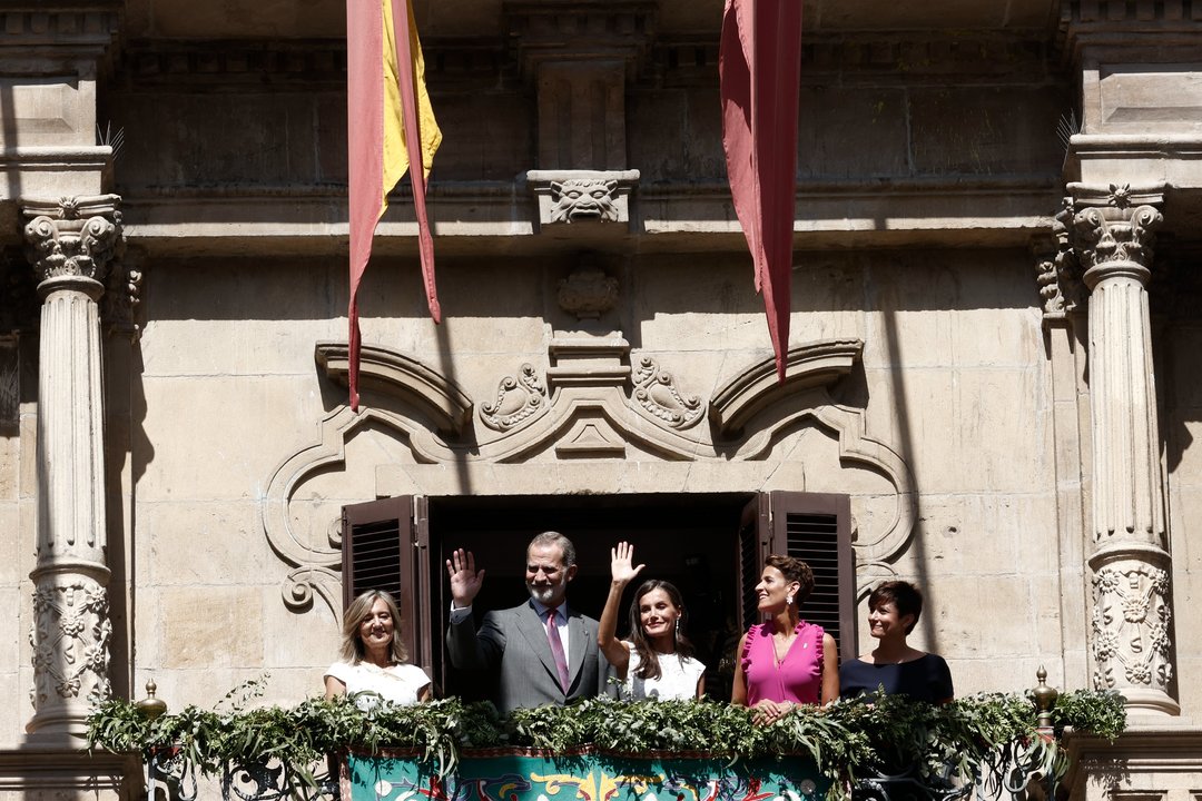 Los Reyes terminan su visita a Pamplona en el Ayuntamiento, tras recibir el pañuelo de San Fermín.