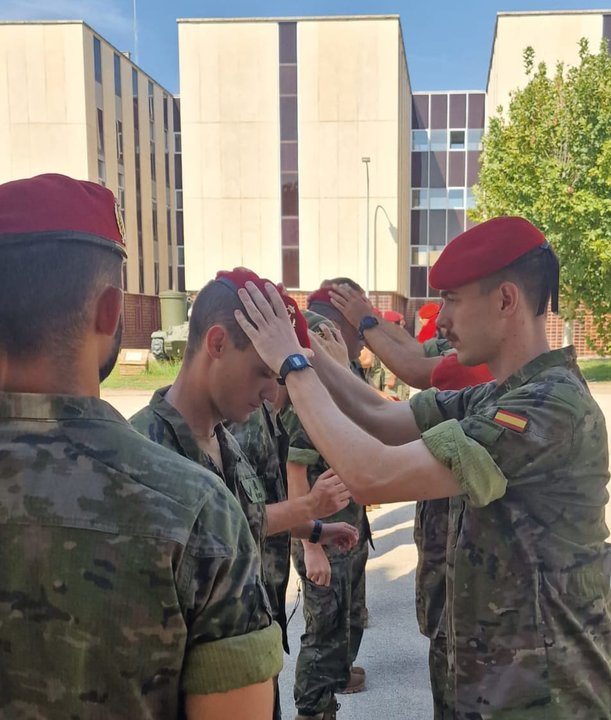 Los cadetes de primer curso de la Academia General Militar de Zaragoza recibieron el pasado sábado la boina grancé tras completar el módulo de formación militar básica del combatiente.