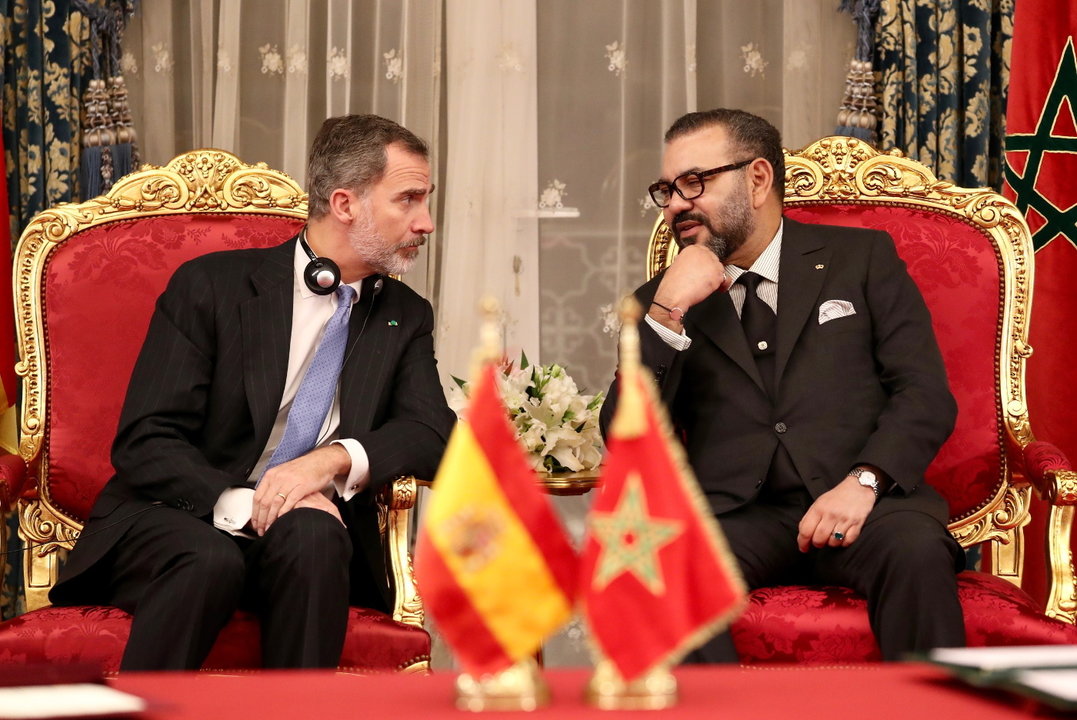 (I-D) El Rey Felipe VI y el el Rey Mohamed VI, conversan momentos antes de la firma de varios acuerdos bilaterales. Foto: Casa Real.