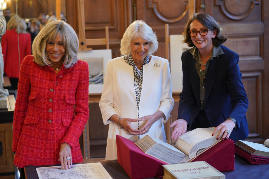La reina Camila pasó la mañana con Madame Macron explorando los tesoros de la Biblioteca Nacional de Francia.