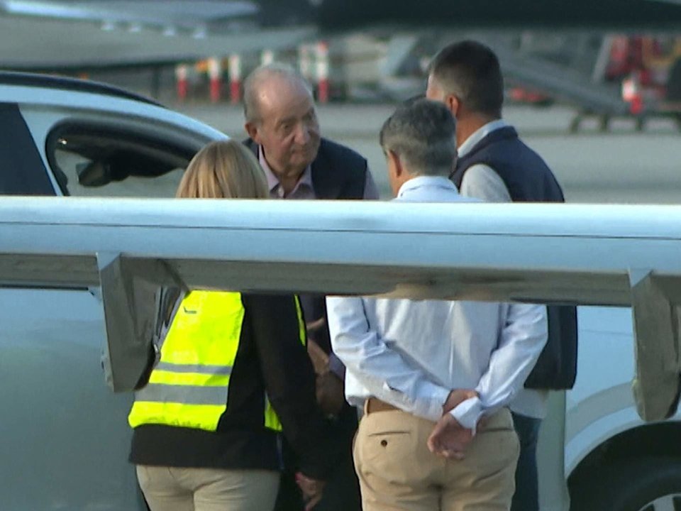 Juan Carlos I, en el aeropuerto de Vigo (Foto- Europa Press). 