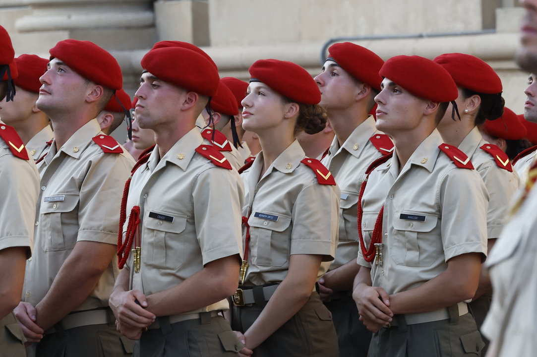 La Princesa de Asturias participa, junto al resto de cadetes de la Academia General Militar de Zaragoza, en la tradicional ofrenda a la Virgen del Pilar el día anterior a la jura de bandera.