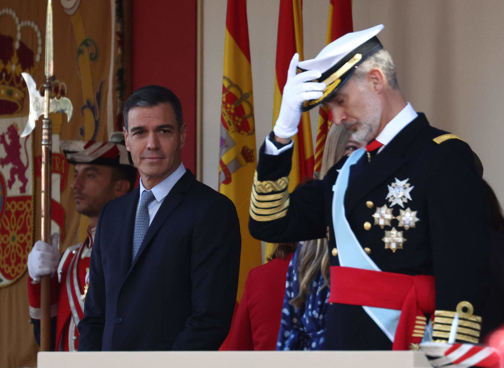 El presidente del Gobierno, Pedro Sánchez (i) y el Rey Felipe VI (d), durante el acto solemne de homenaje a la bandera nacional y desfile militar en el Día de la Hispanidad, a 12 de octubre de 2022, en Madrid. 