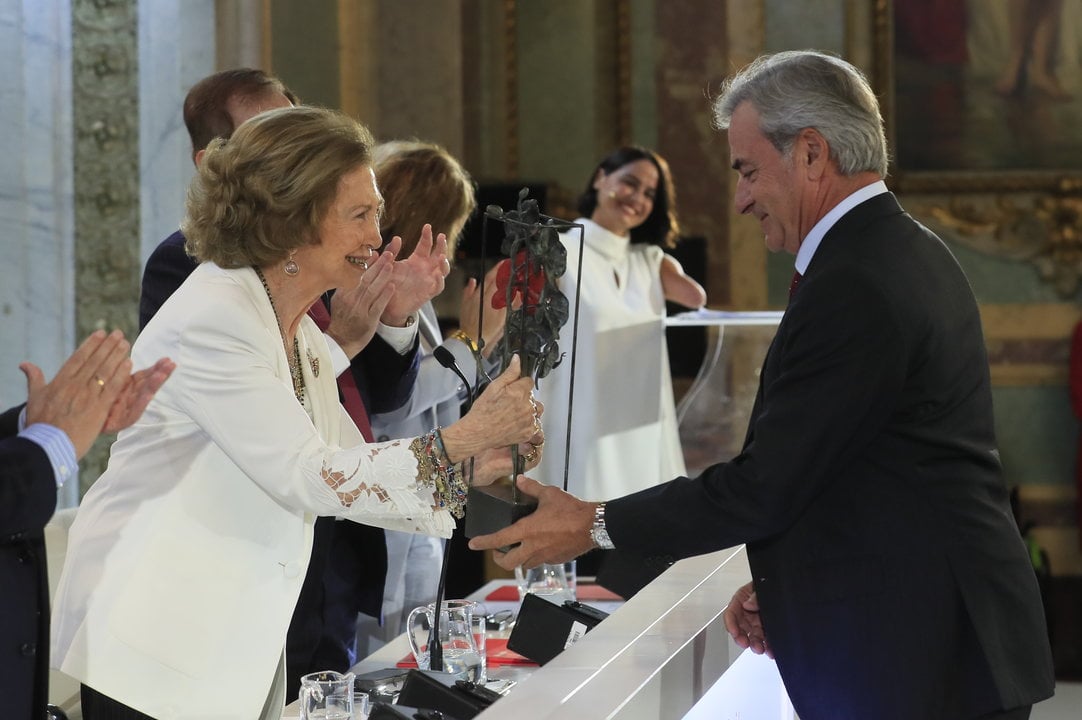 La reina Sofía le entrega el Premio Social de la Fundación Mapfre a Carlos Sainz Sr.