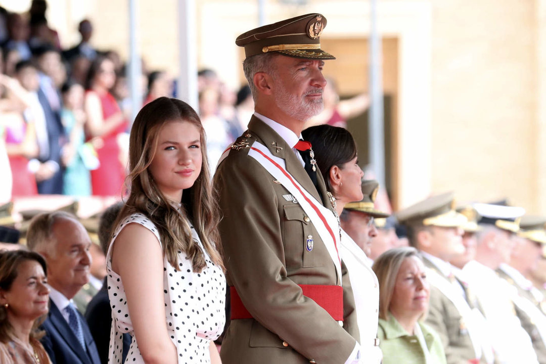 La princesa Leonor, con el rey Felipe en la Academia General Militar. 