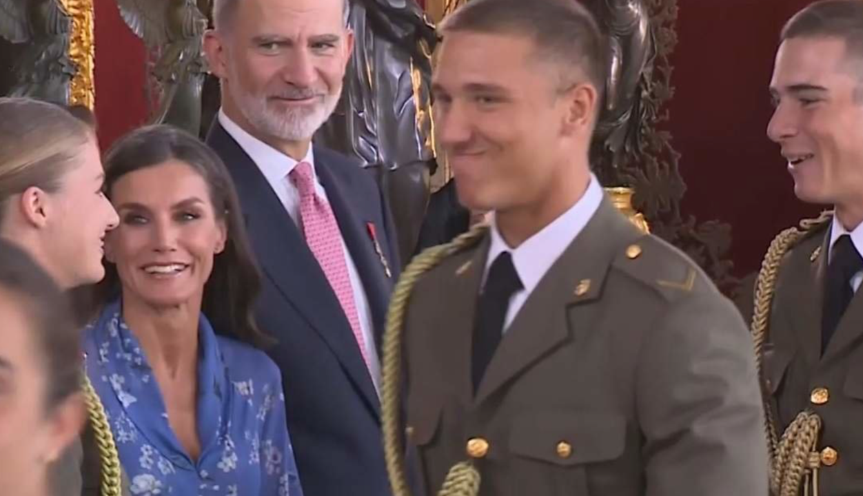 Leonor de Borbón y los reyes en el besamanos del día de la Fiesta Nacional.