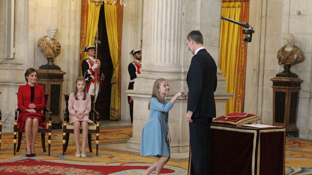 El rey Felipe le hace entrega a la princesa Leonor del Toisón de Oro. Casa Real. Foto de archivo.