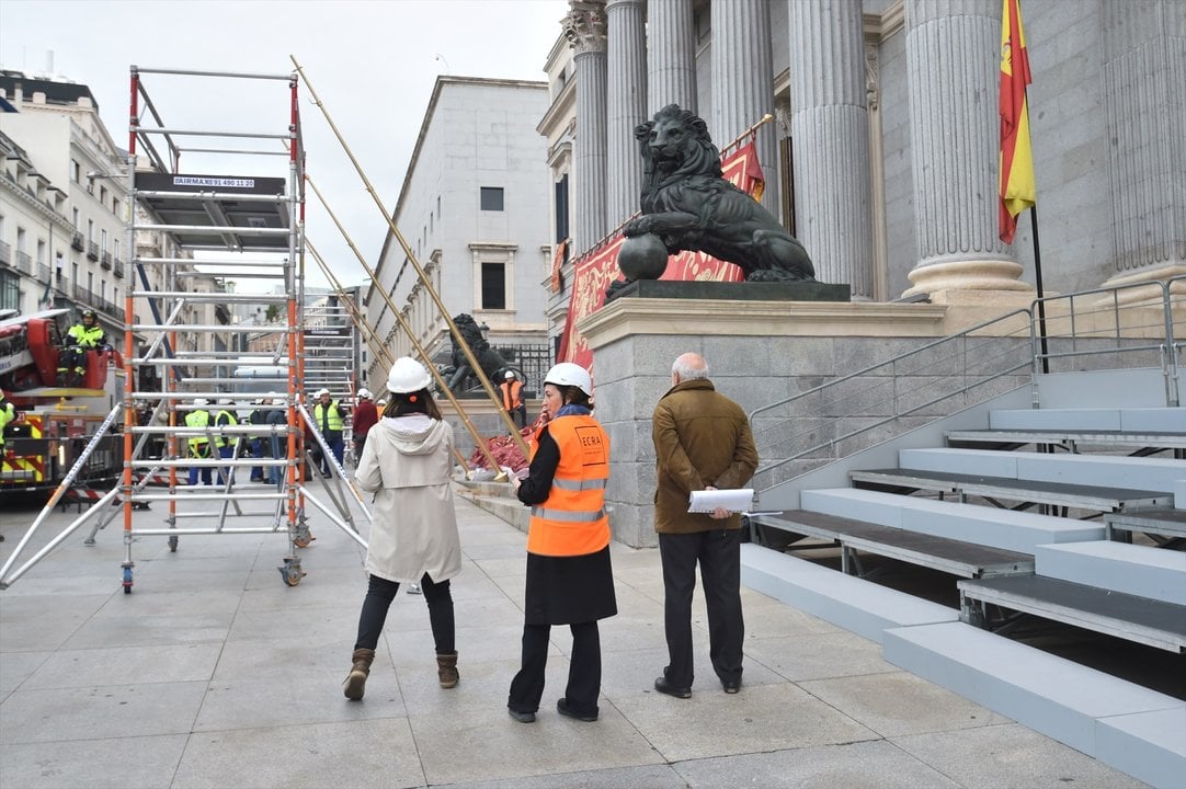 Colocación del baldaquino, el dosel de gala que se utiliza cuando los Reyes visitan el Congreso de los Diputados, un día antes de la celebración del acto de la jura de la Constitución de la Princesa de Asturias