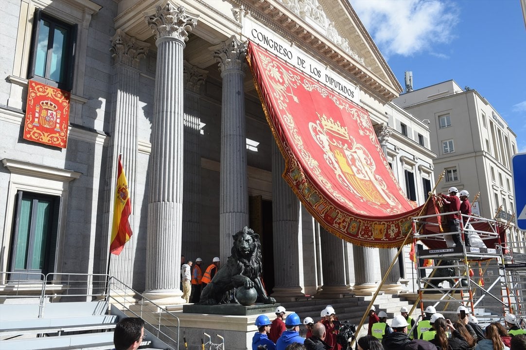 Colocación del baldaquino, el dosel de gala que se utiliza cuando los Reyes visitan el Congreso de los Diputados, un día antes de la celebración del acto de la jura de la Constitución de la Princesa de Asturias, Leonor.