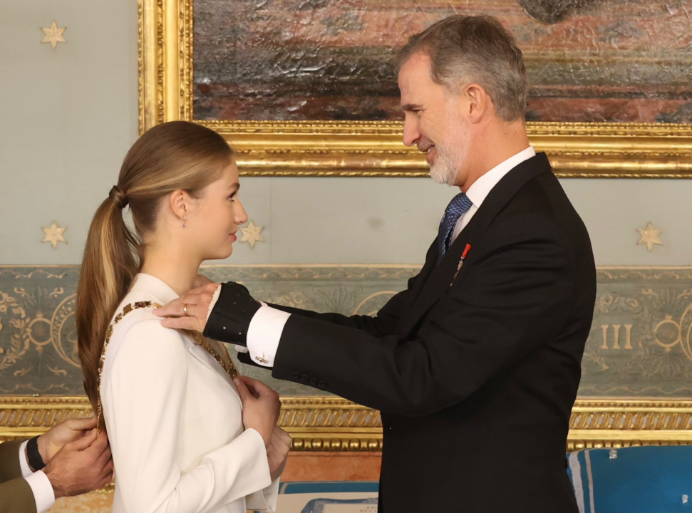 El Rey impone el Collar de la Real y Muy Distinguida Orden de Carlos III a Su Alteza Real la Princesa de Asturias en el Palacio Real de Madrid.