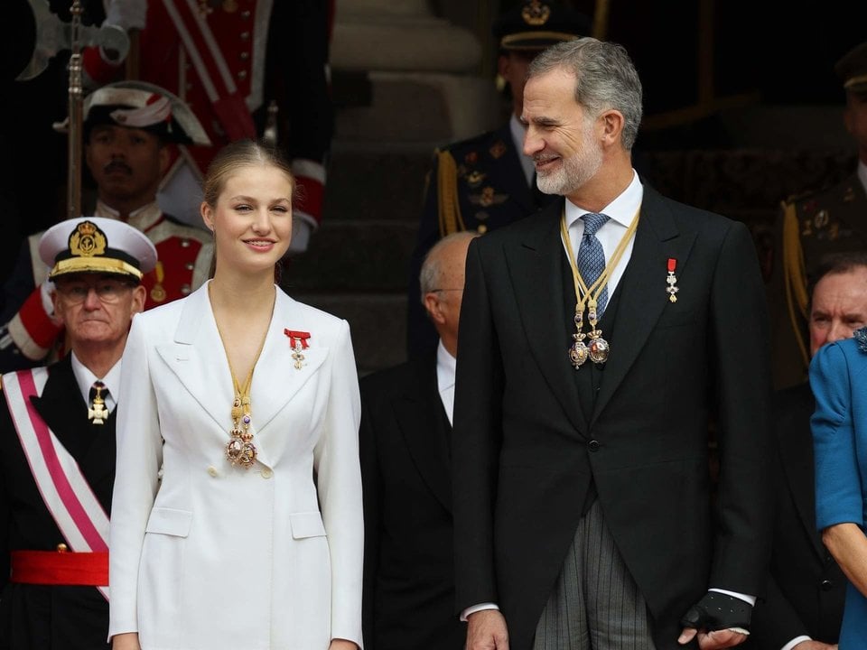 La Princesa Leonor y el Rey Felipe a la salida tras el acto de jura de la Constitución ante las Cortes Generales.