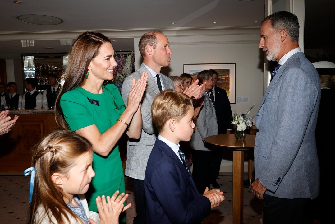 El Rey felicita, junto a los Príncipes de Gales y los Príncipes George y Charlotte, a Carlos Alcaraz tras su primera victoria en la final individual masculina de Wimbledon. Foto de archivo.