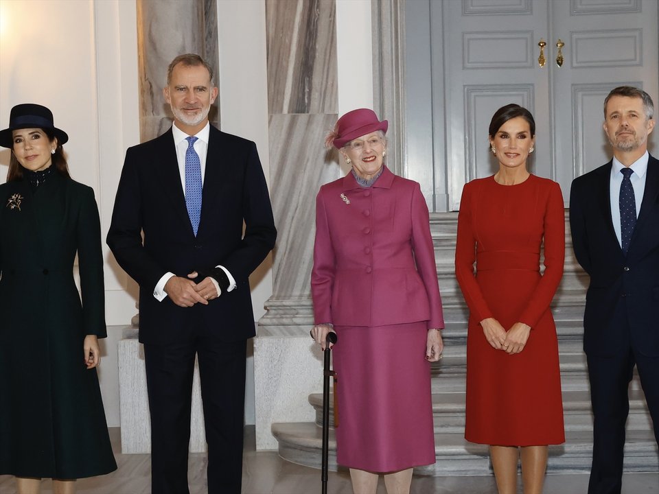 Los Reyes, junto a la Reina Margarita, el Príncipe Frederik y la Princesa Mary, en el Palacio de Amalienborg. 