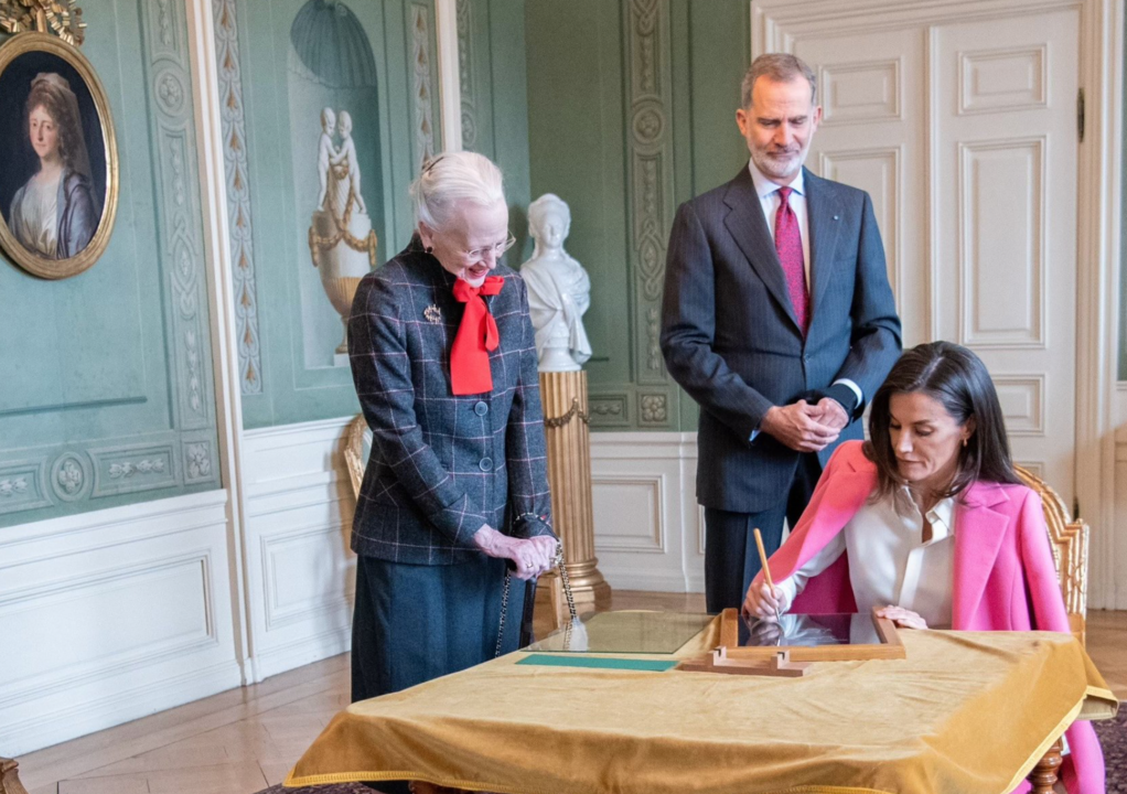 Los Reyes se despiden de la Reina Margarita y firman en el Libro de Honor del Palacio de Fredensborg (Copenhague).