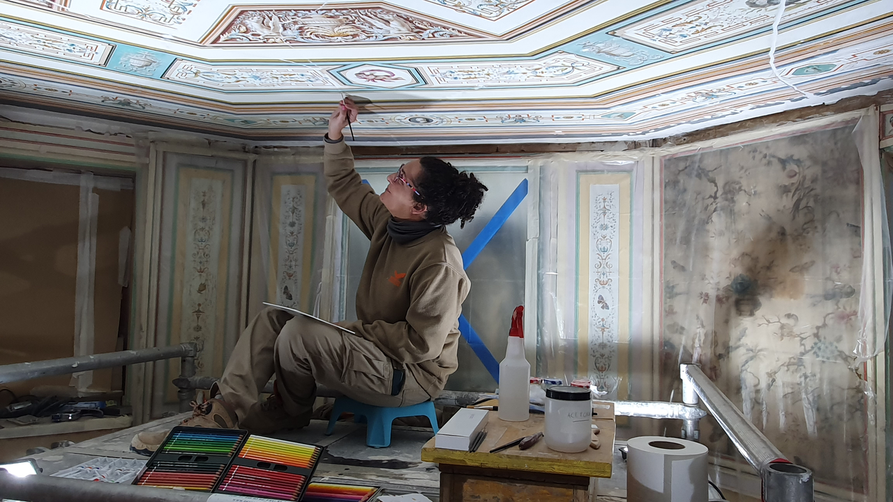 Trabajos de restauracion en la  pintura mural de los techos