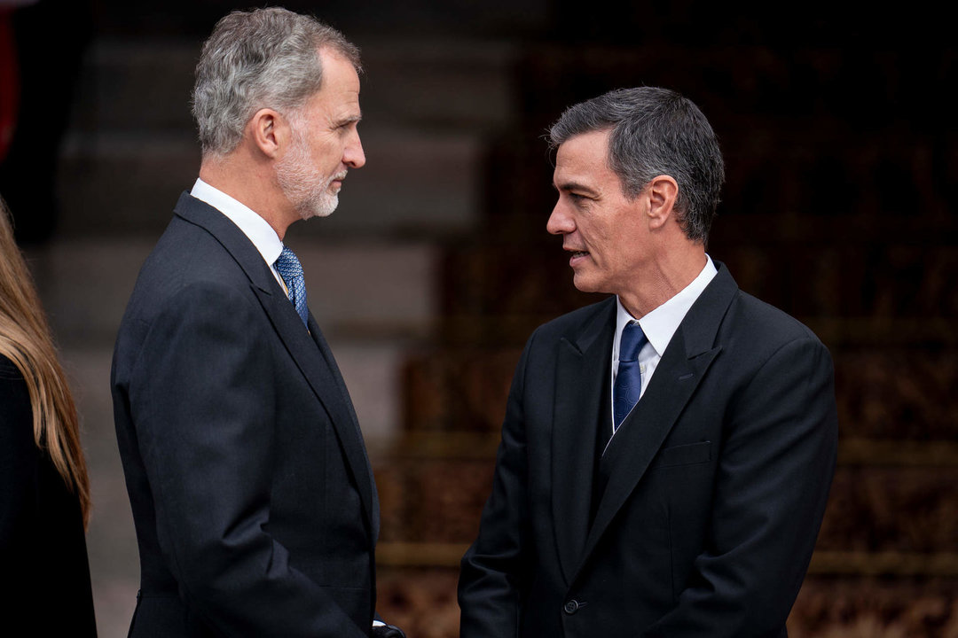 El Rey Felipe (i) y el presidente del Gobierno en funciones, Pedro Sánchez (d), en la tribuna del acto de jura de la Constitución ante las Cortes Generales, en el Congreso de los Diputados. 